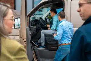 Demonstratie van het interieur van een MAN TGE met advies