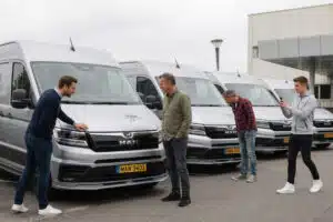 Ondernemers bekijken MAN TGE bedrijfswagens op het showplein